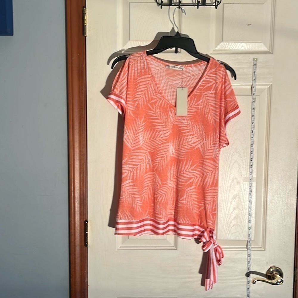 NWT-all in love-S-Orange/white leaf pattern-V-neck, lightweight,s/s shirt/blouse